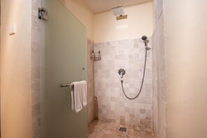 Deluxe Double Room, River View | Bathroom | Shower, free toiletries, towels, soap - Umah Temuku Ubud (Ubud)