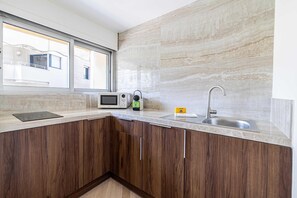 Réfrigérateur, micro-ondes, plaque de cuisson, lave-vaisselle
