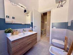 Asciugacapelli, bidet, asciugamani, sapone