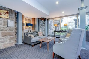 Smart TV - The Landmark Hotel and Leisure Club | STD DBL (Dundee)