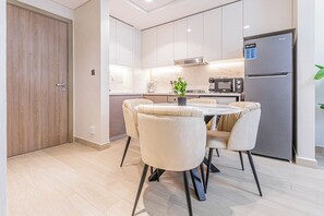 Apartemen, balkon, pemandangan kota | Dapur pribadi | Mesin espresso dan ketel listrik