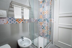 Shower, rainfall showerhead, free toiletries, hair dryer - CVM Mare Luna Guesthouse (Maiori)
