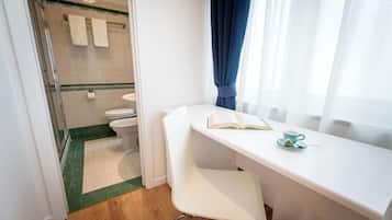 Dobbeltrom – design | Bad | Dusj, regndusjhode, toalettartikler (inkludert) og hårføner