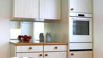 Fridge, oven, dishwasher, cookware/dishes/utensils