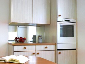 Fridge, oven, dishwasher, cookware/dishes/utensils