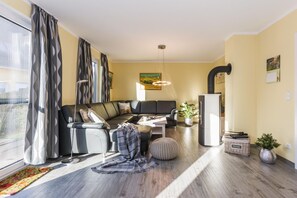 Fernseher, Kamin, Stereoanlage