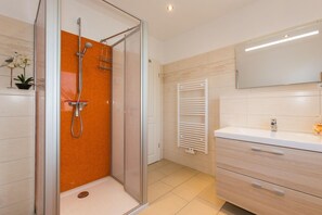 Dusche, Haartrockner, Handtücher