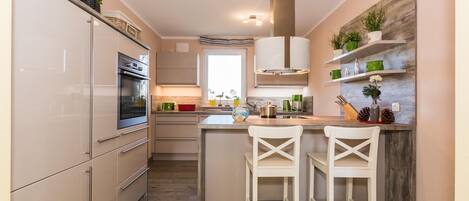 Frigorifero, forno, piano cottura, lavastoviglie