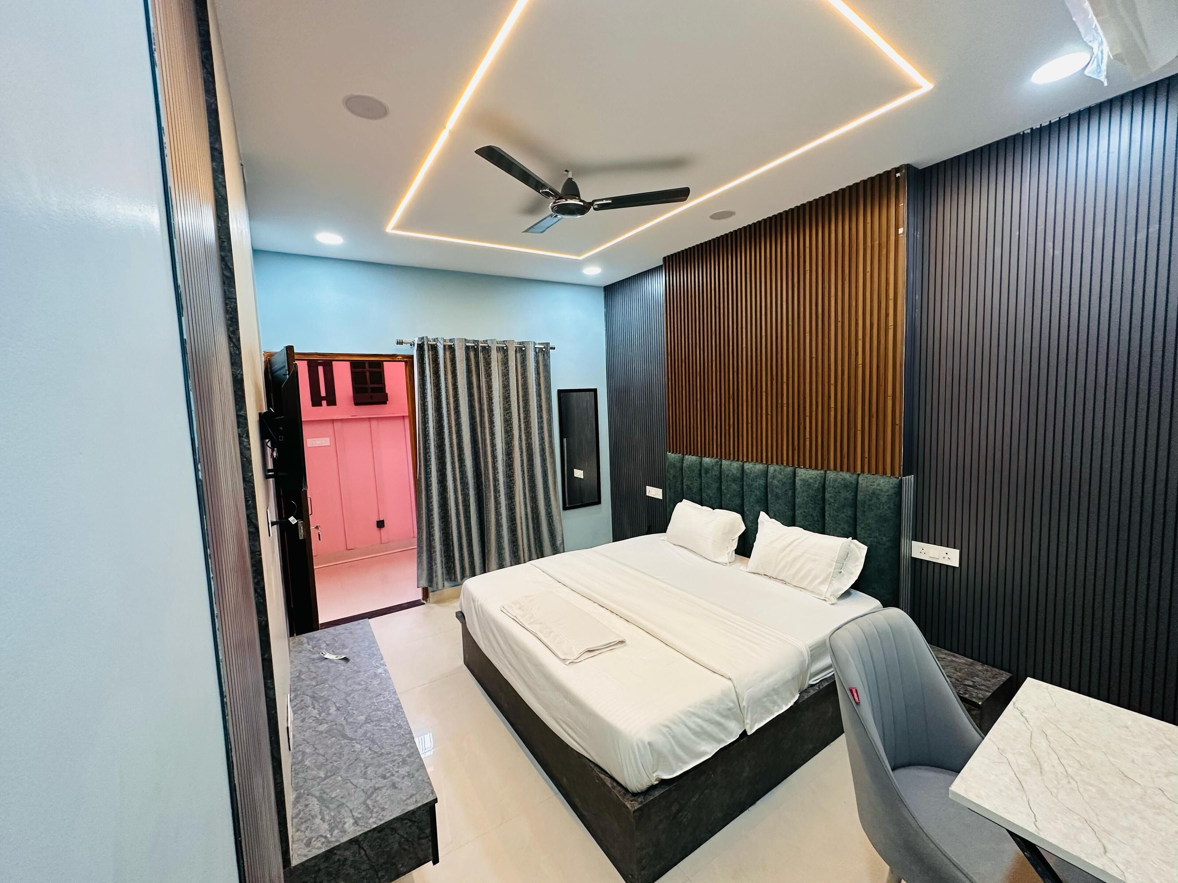 Deluxe kamer, 1 twee- of 2 eenpersoonsbedden, balkon, uitzicht op kanaal | Een kluis op de kamer, een bureau, een laptopwerkplek