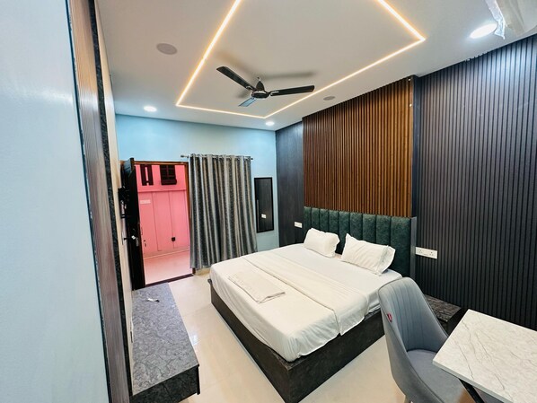 Deluxe kamer, 1 twee- of 2 eenpersoonsbedden, balkon, uitzicht op het water | Een kluis op de kamer, een bureau, een laptopwerkplek