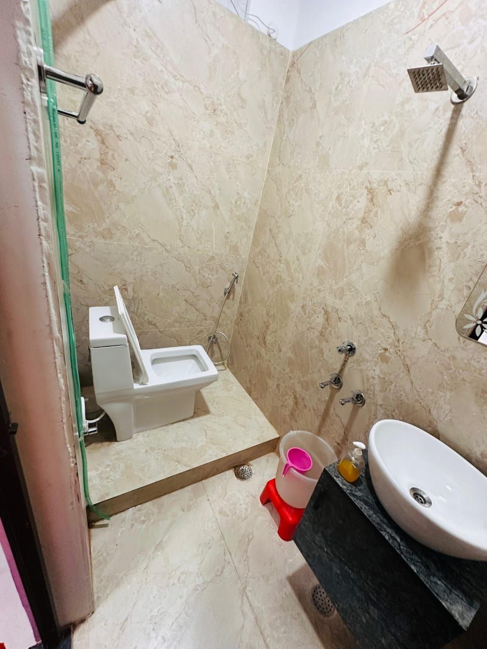 Un baño con inodoro, bidé, ducha y lavamanos.
