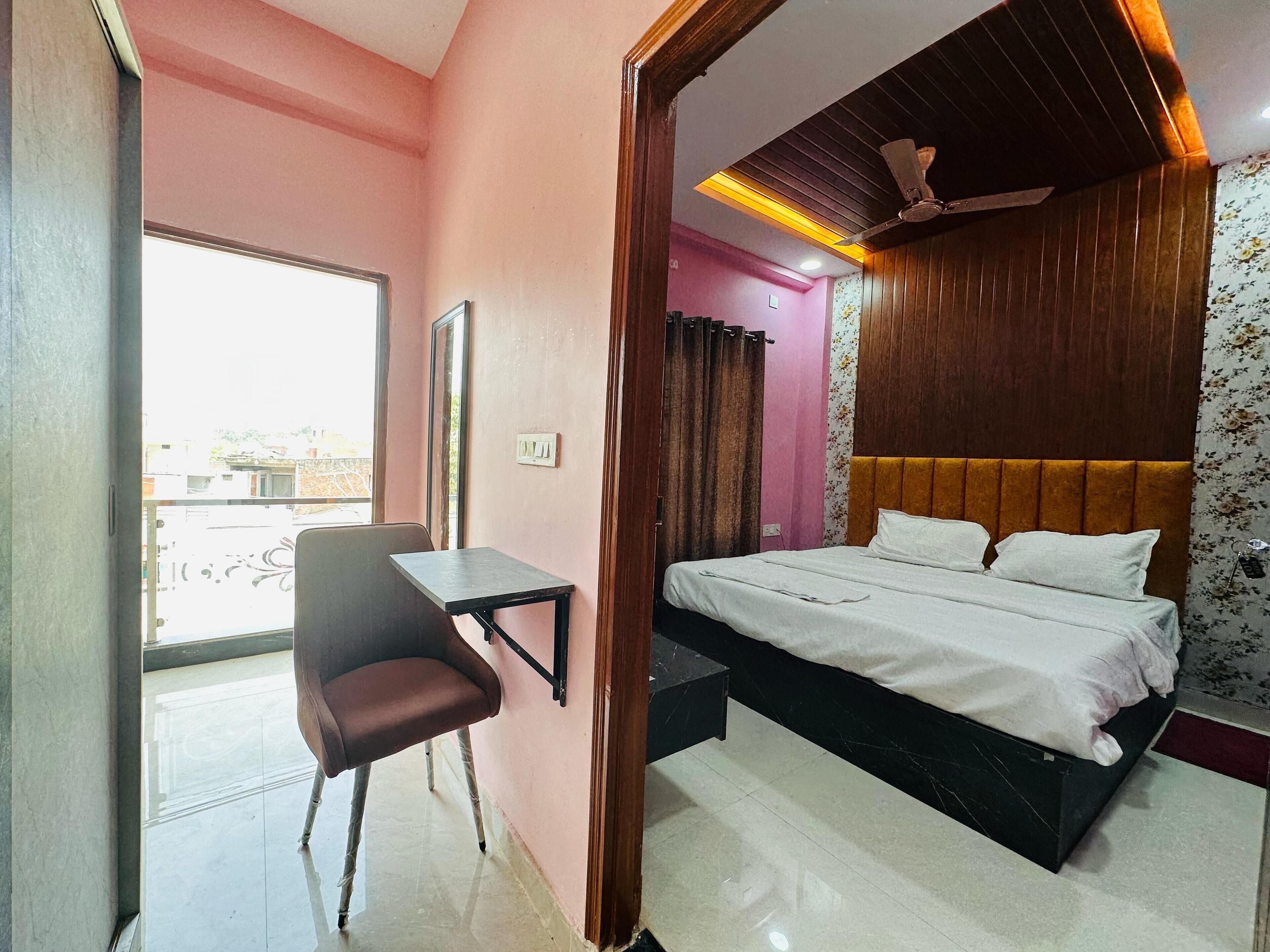 Deluxe kamer, 1 twee- of 2 eenpersoonsbedden, balkon, uitzicht op kanaal | Een kluis op de kamer, een bureau, een laptopwerkplek