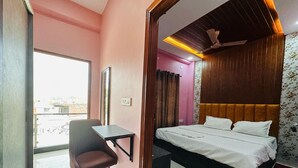 Une chambre à coucher avec un lit, un bureau et une chaise.