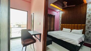 Deluxe kamer, 1 twee- of 2 eenpersoonsbedden, balkon, uitzicht op kanaal | Een kluis op de kamer, een bureau, een laptopwerkplek