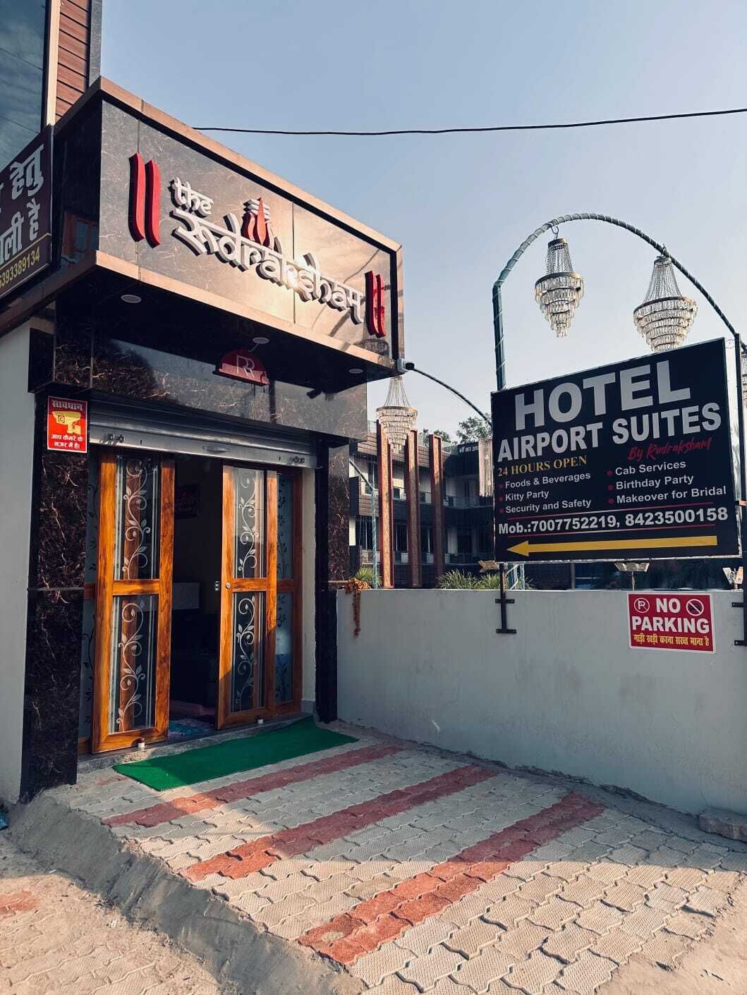 Une enseigne d’hôtel indiquant les services et équipements proposés, notamment un service disponible 24 heures sur 24, des repas et des boissons, ainsi qu’un service de sécurité.