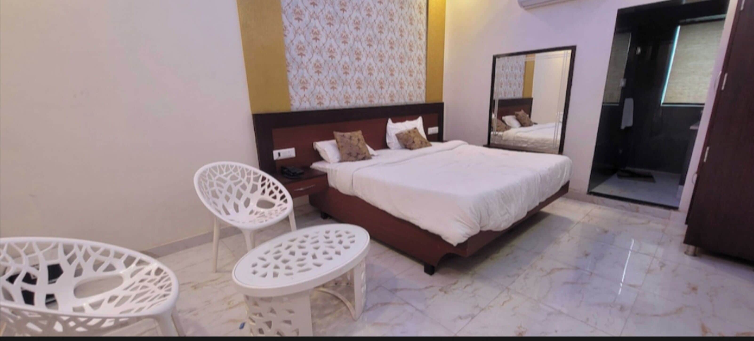 Dobbelt- eller tomannsrom – deluxe, balkong, kanalutsikt | Safe på rommet, skrivebord og skrivebord for bærbar PC