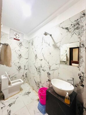 Regadera, amenidades de baño gratuitas, pantuflas, toallas 