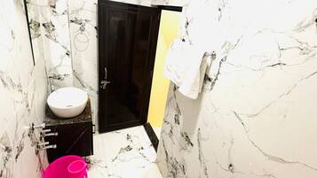 Deluxe Double or Twin Room, Balcony, Canal View | Bathroom | Shower, free toiletries, slippers, towels