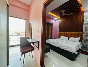 Deluxe-Doppel- oder -Zweibettzimmer, Balkon, Kanalblick | Zimmersafe, Schreibtisch, laptopgeeigneter Arbeitsplatz