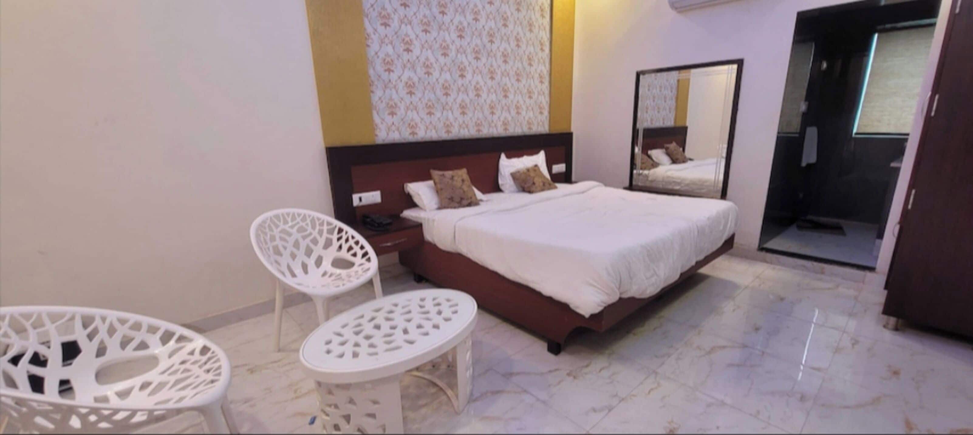 Dobbelt- eller tomannsrom – deluxe, balkong, kanalutsikt | Safe på rommet, skrivebord og skrivebord for bærbar PC