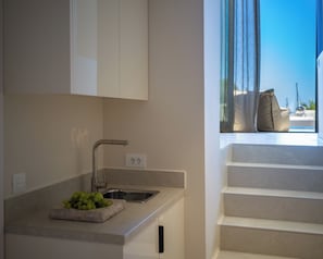 Deluxe Quadruple Room | Living area