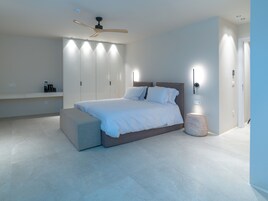 Grand Triple Room | In-room safe, desk, blackout drapes, iron/ironing board