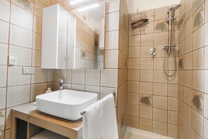 Appartement Standard, 1 chambre (Appartamento Rio Secco) | Salle de bain | Douche, sĂšche-cheveux, bidet, serviettes fournies