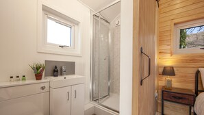 Une salle de bain moderne équipée d’une douche, d’un lavabo et de toilettes.