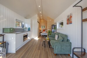 Een smart-tv en boeken