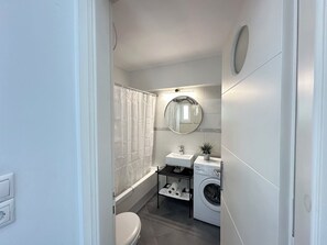 Secadora de cabello, toallas, jabón, papel de baño 