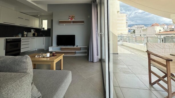 Een modern appartement met keuken, woonruimte en balkon.