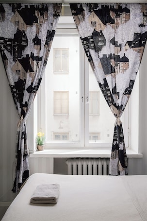 Espacio para trabajar con laptop y tabla de planchar con plancha