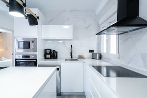 Réfrigérateur, micro-ondes, four, lave-vaisselle