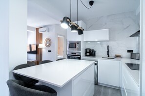 Réfrigérateur, micro-ondes, four, lave-vaisselle