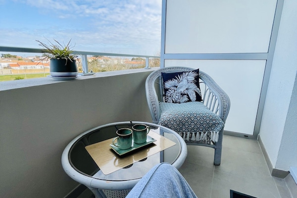 Balcon vue dégagée, avec confortables fauteuils.