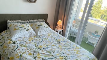 Een strijkplank/strijkijzer, beddengoed