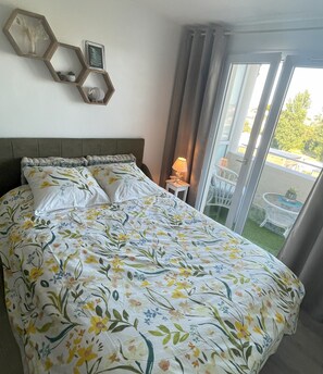 Iron/ironing board, bed sheets