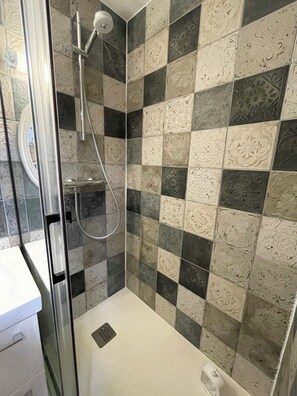 Dusche, Haartrockner, Handtücher, Seife