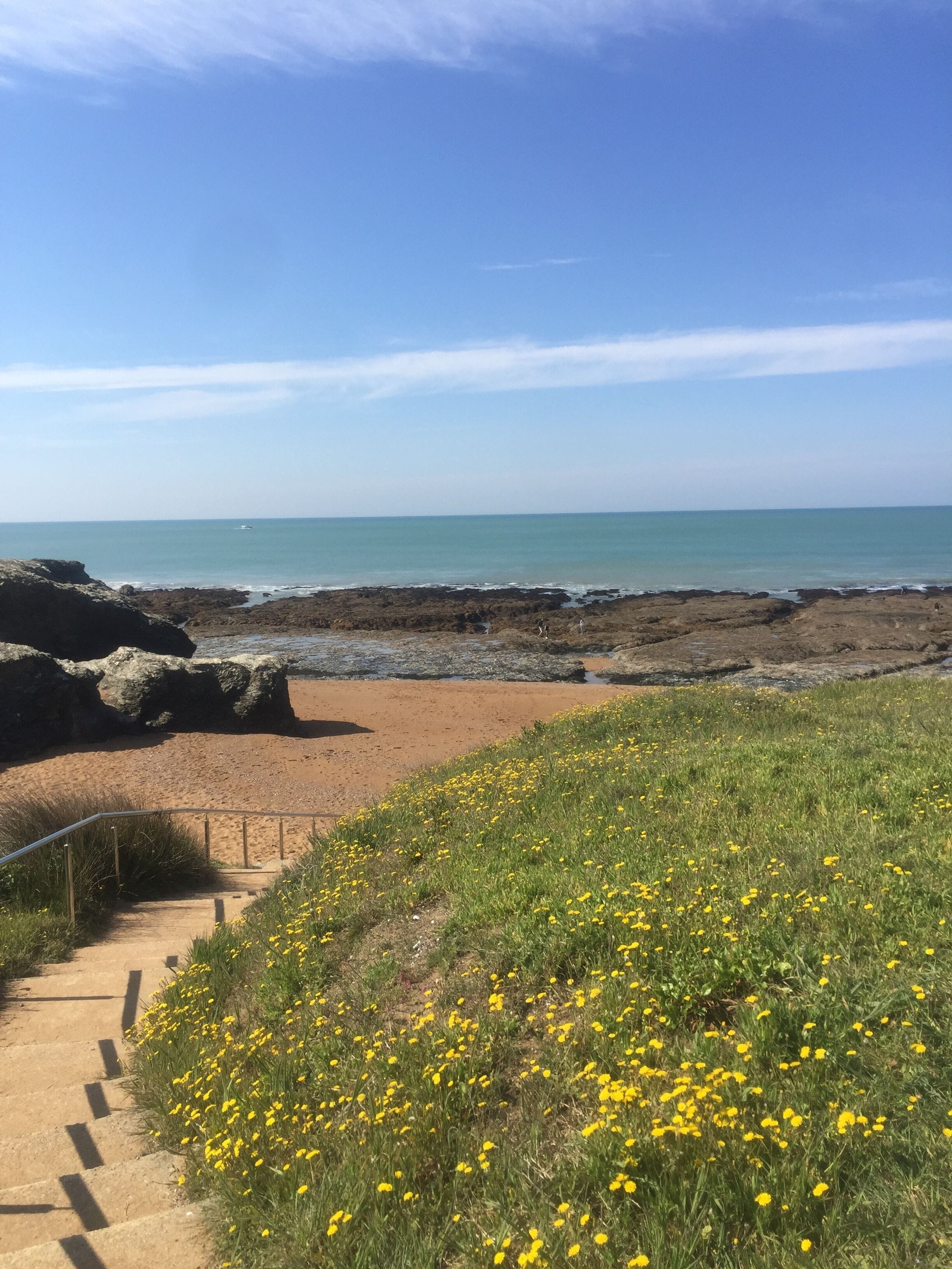 على الشاطئ، كراسي للتشمس