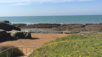 Plage, chaises longues
