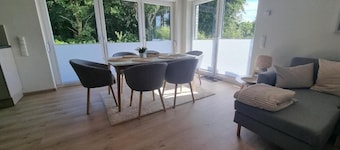 Modern vacation home on Lake Bernstein! Close to the beach and family-friendly!