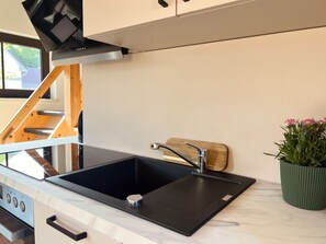 Geladeira, cooktop, lava-louças, cafeteira/chaleira