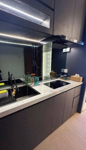Refrigerador, microondas, molino de café