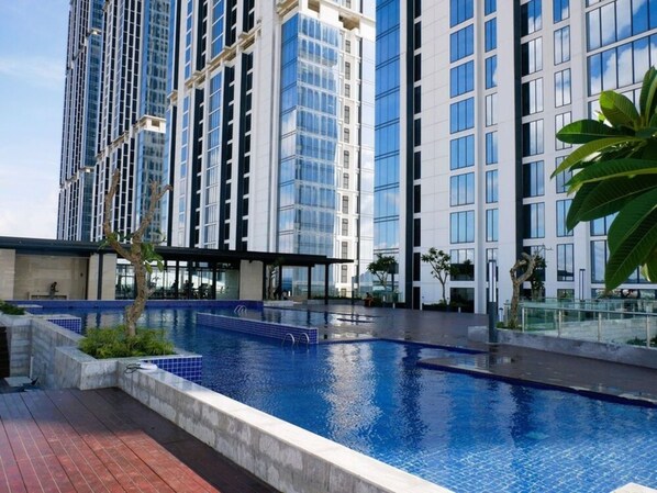 Una piscina al aire libre