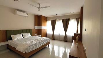 2 bedrooms, desk, WiFi, bed sheets