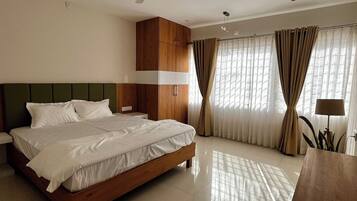 2 bedrooms, desk, WiFi, bed sheets