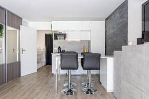 Fridge, microwave, stovetop, dishwasher