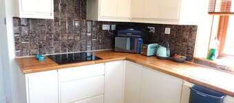 Spacious 3 Bed Family Friendly Home with Garden & Parking, Sleeps 6 & Baby,  Nea