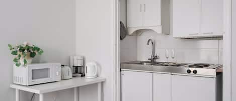 Frigobar, microondas, horno, placa de cocina