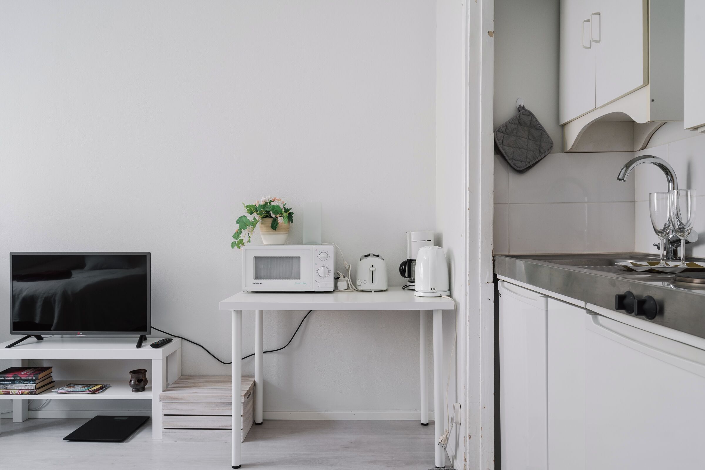 Apartment, 1 Double Bed, Pets allowed, Courtyard View | Private kitchen | Mini-fridge, microwave, oven, stovetop